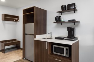 Cubrecamas, colchones con pillow-top, escritorio y cortinas blackout