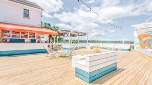 Outdoor dining - The Surf Lodge (Montauk)