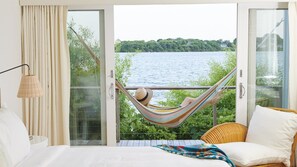 Een minibar, een strijkplank/strijkijzer, gratis wifi, beddengoed