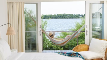 Minibar, iron/ironing board, free WiFi, bed sheets