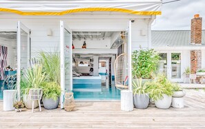 Outdoor dining - The Surf Lodge (Montauk)