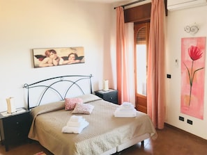 Free minibar items, in-room safe, soundproofing, cribs/infant beds - Villa Regina (Castelmola)