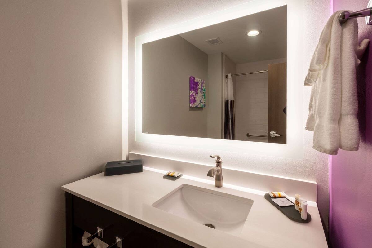 combined shower/bathtub, free toiletries, hair dryer, towels