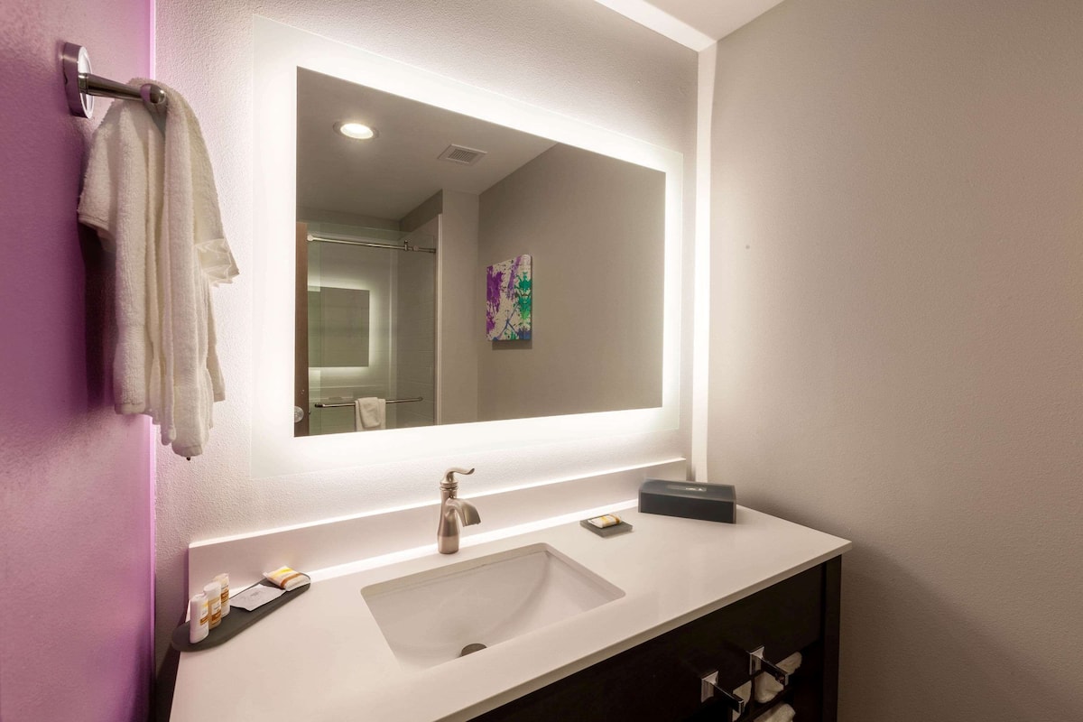 combined shower/bathtub, free toiletries, hair dryer, towels