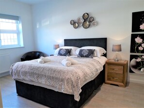 Appartement Deluxe, 2 chambres, terrasse, rez-de-chaussée | Décor unique, ameublement unique, bureau