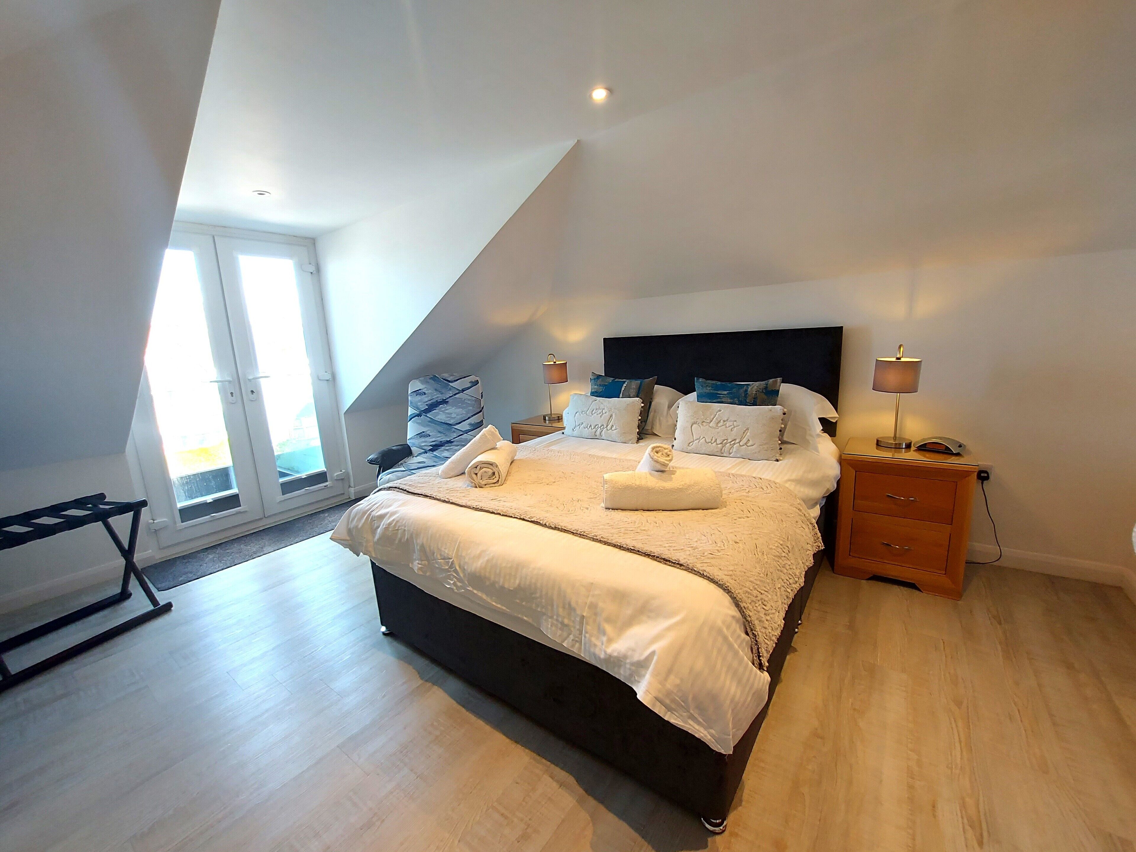  Three-Bedroom Apartment with Terrace | Desk, laptop workspace, blackout drapes, soundproofing