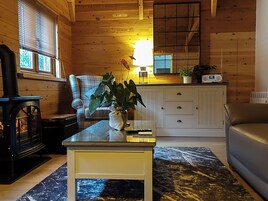 华丽木屋 | 起居区 | 50-英寸智能电视（配备数码频道）、壁炉、MP3 基座