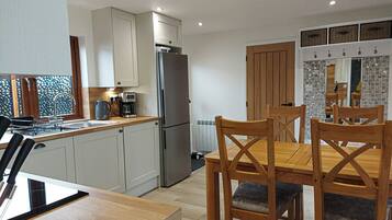 Chalet Deluxe | Cocina privada | Frigorífico grande, microondas, horno y placa de cocina