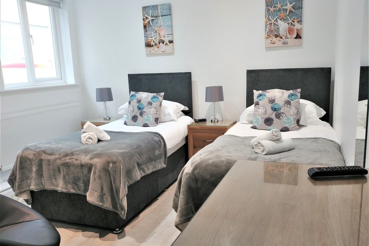 1 habitación, decoración personalizada, muebles diferentes y escritorio