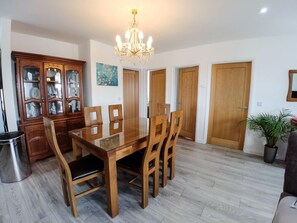  Three-Bedroom Apartment with Terrace | In-room dining - Meadow View Apartments (Newquay)