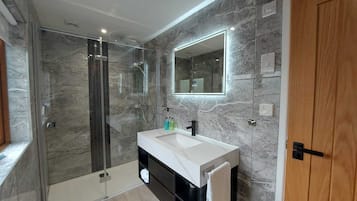Deluxe Chalet | Bathroom | Separate tub and shower, designer toiletries, hair dryer, towels