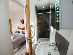 Deluxe-Apartment, 3 Schlafzimmer, Terrasse, Hügelblick | Badezimmer