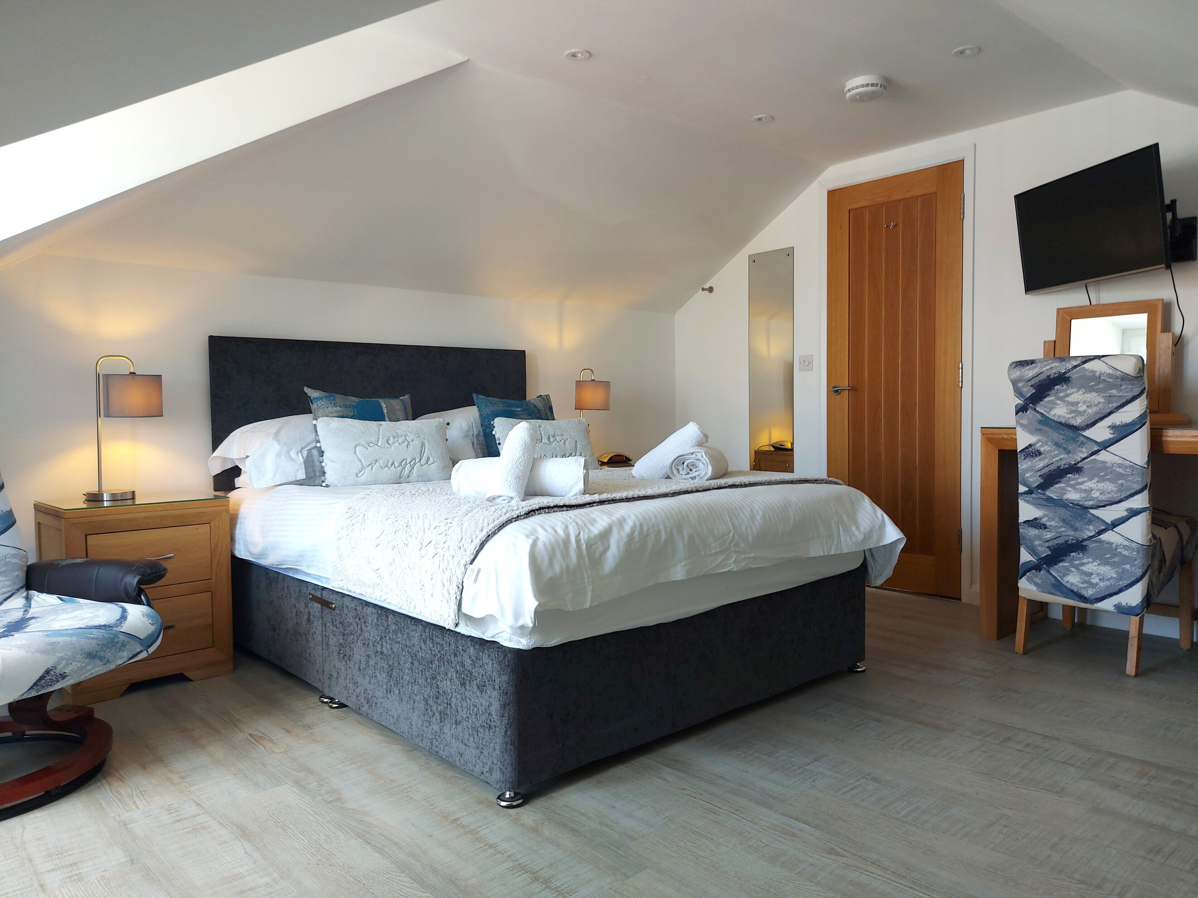 Three-Bedroom Apartment with Balcony and Terrace | Individually decorated, individually furnished, desk, laptop workspace