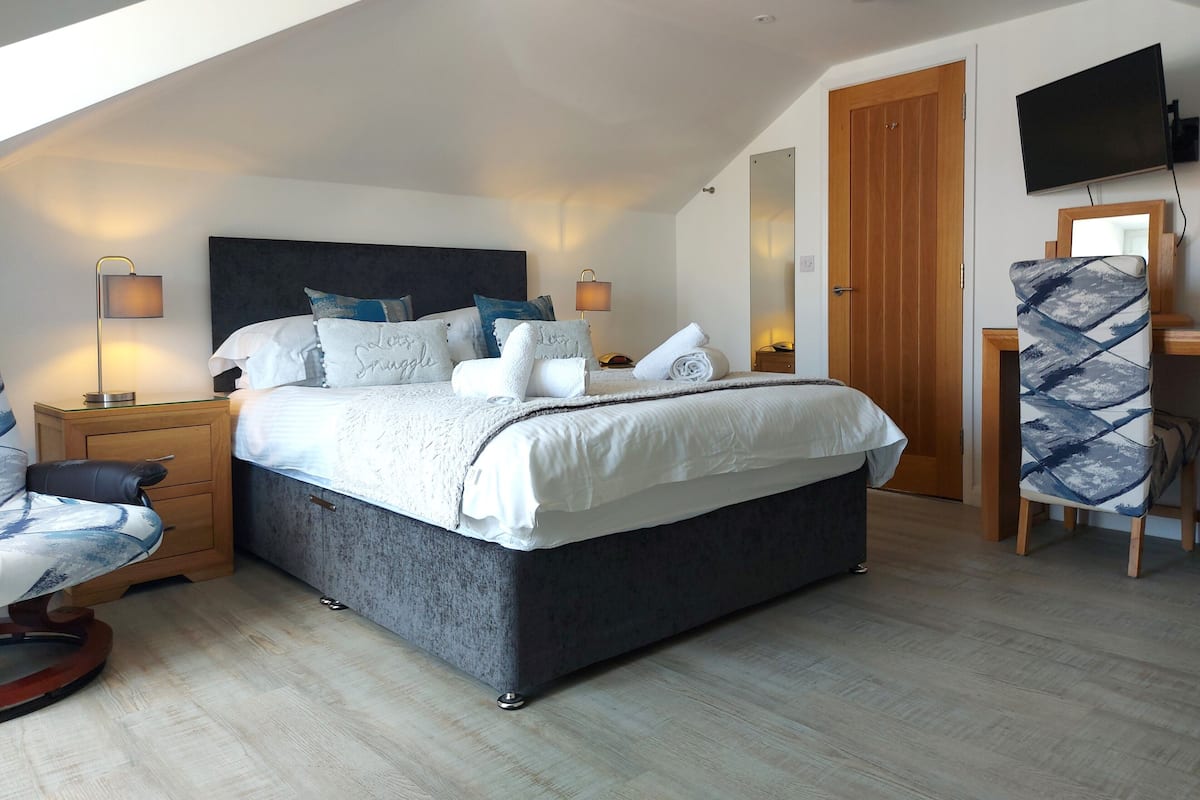 Appartement Deluxe, 3 chambres, balcon | Décor unique, ameublement unique, bureau