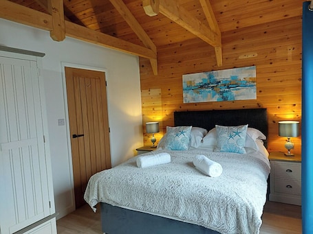 Deluxe Chalet | Individually decorated, individually furnished, desk, laptop workspace. Meadow View Apartments
