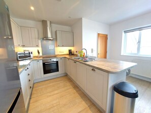 Three-Bedroom Apartment with Balcony and Terrace | Private kitchen | Full-size fridge, microwave, oven, stovetop - Meadow View Apartments (Newquay)