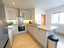Apartamento luxo, 3 quartos, sacada | Cozinha privada | Geladeira grande, micro-ondas, fogão, cooktop