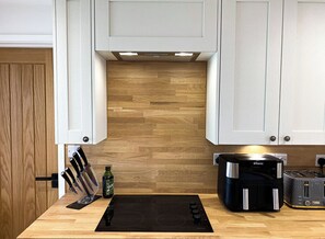 Deluxe Chalet | Private kitchen | Full-size fridge, microwave, oven, stovetop - Meadow View Apartments (Newquay)