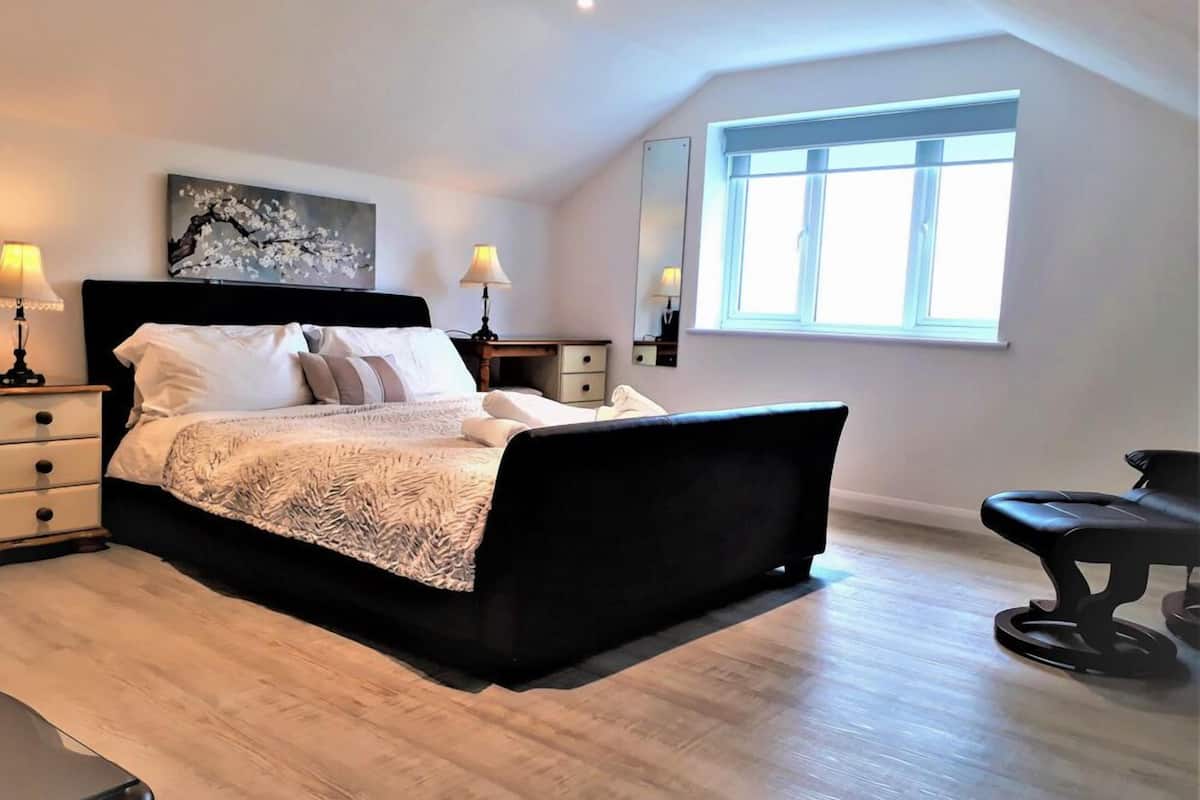 1 habitación, decoración personalizada, muebles diferentes y escritorio
