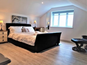  Three-Bedroom Apartment with Terrace | Individually decorated, individually furnished, desk, laptop workspace - Meadow View Apartments (Newquay)