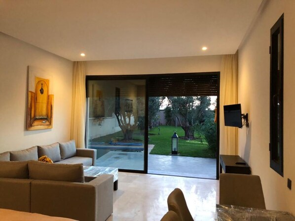 Studio, 1 King Bed, Garden View | Living area | Flat-screen TV - Studio avec Piscine Privée (Marrakech)