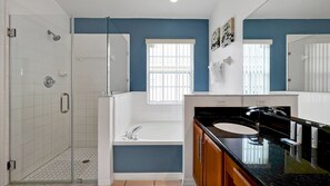 Suihkun ja ammeen yhdistelmä, hiustenkuivaaja, pyyhkeet, saippua