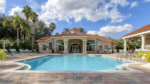Una piscina al aire libre, una piscina climatizada
