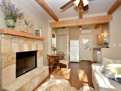 HCPL -Desert Willow I Cabin, wimberley