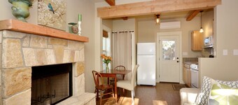 Leuke aangepaste hut dicht bij het centrum - een perfecte ontsnapping uit Wimberley