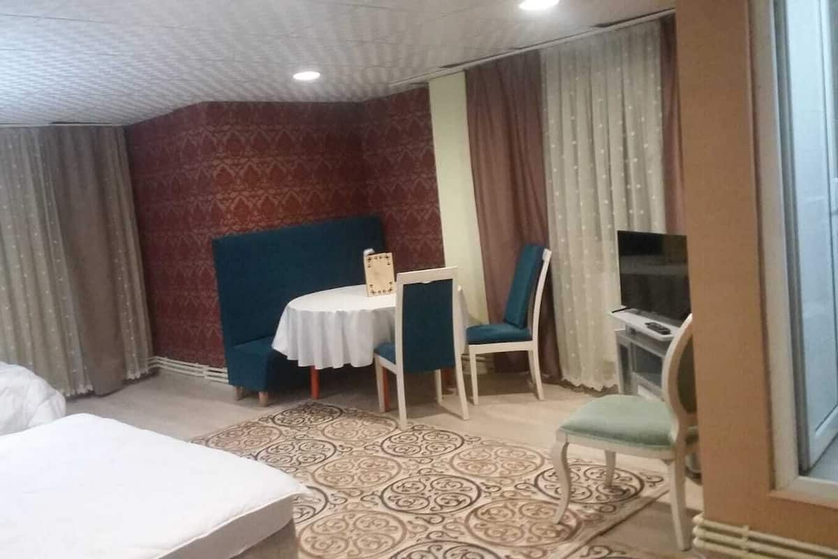 1 dormitorio, escritorio, espacio para trabajar con un portátil