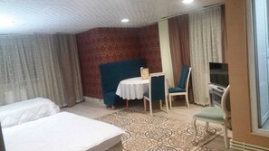 1 slaapkamer, een bureau, een laptopwerkplek