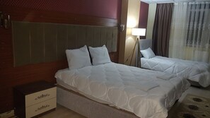 1 habitación, escritorio y espacio para trabajar con laptop