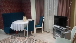 1 soverom, skrivebord, skrivebord for bærbar PC og strykejern/-brett