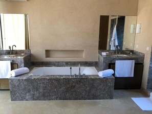 Villa, 3 habitaciones, vista al jardín | Baño | Tina profunda, regadera tipo lluvia, toallas