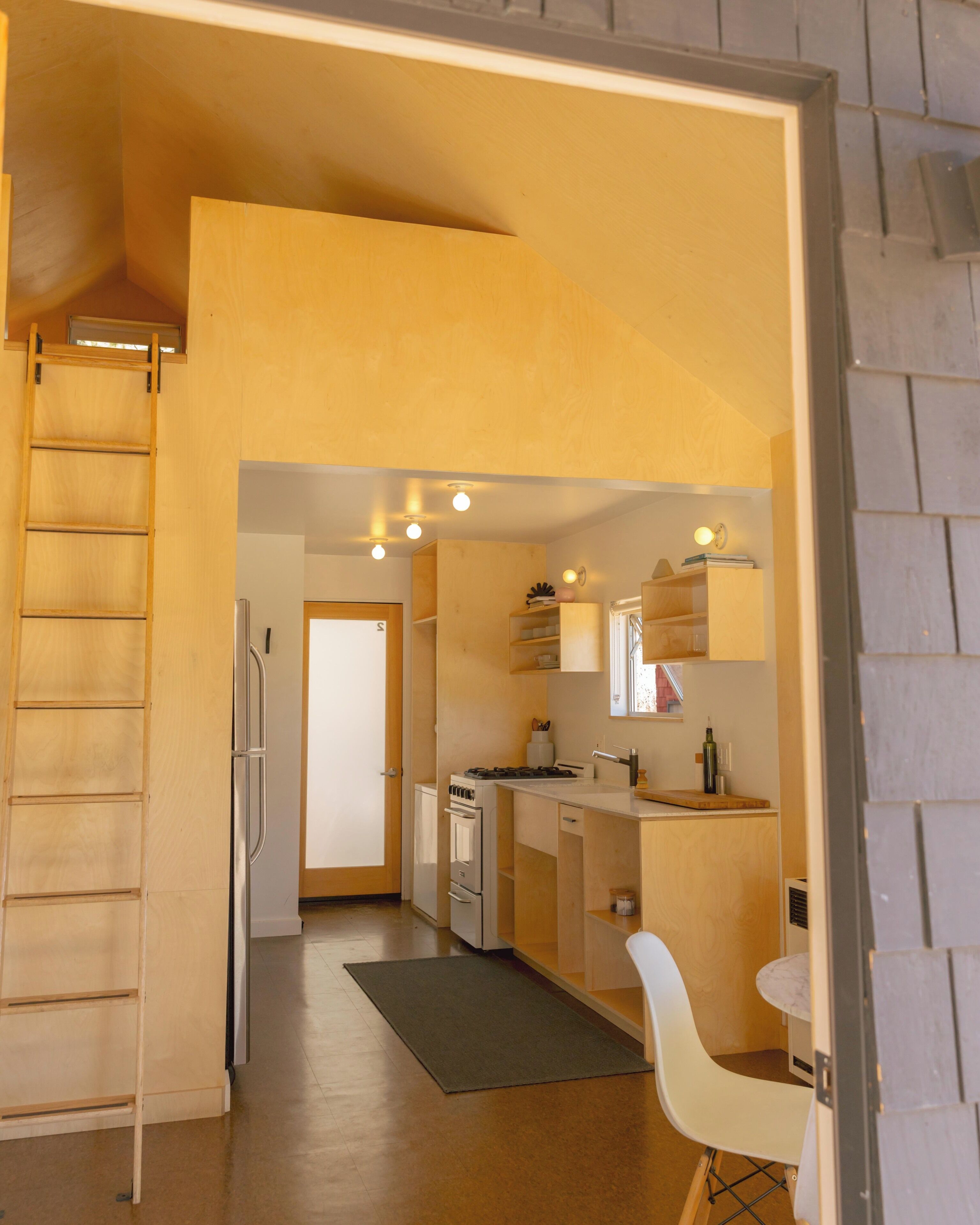 Cabaña de diseñador, varias camas, vista al jardín (C2) | Cocina privada | Refrigerador, microondas, parrilla de estufa y cafetera y tetera 