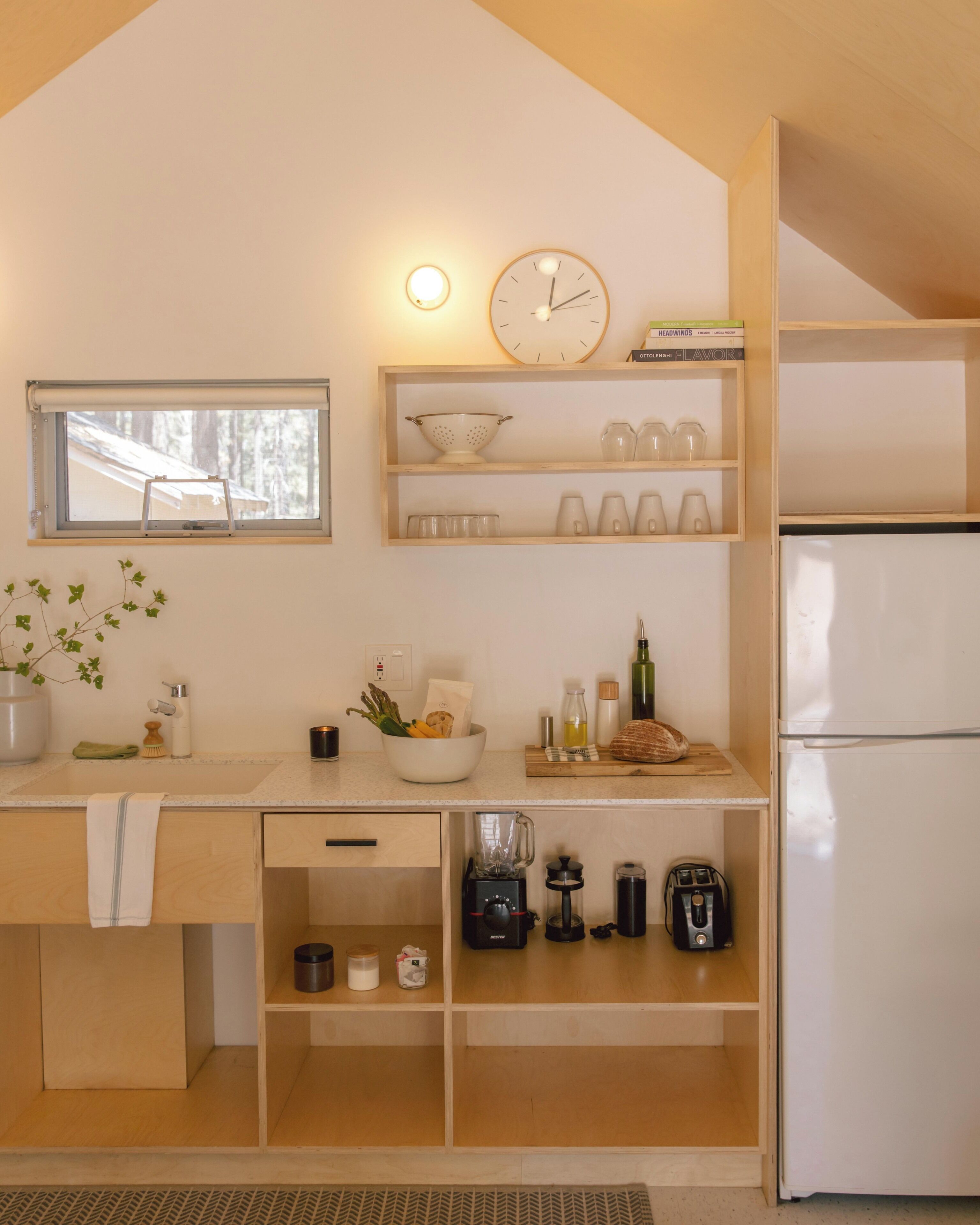 Cabaña clásica, 1 cama de matrimonio con sofá cama, vistas al patio (C7) | Cocina privada | Frigorífico, microondas, placa de cocina y cafetera o tetera