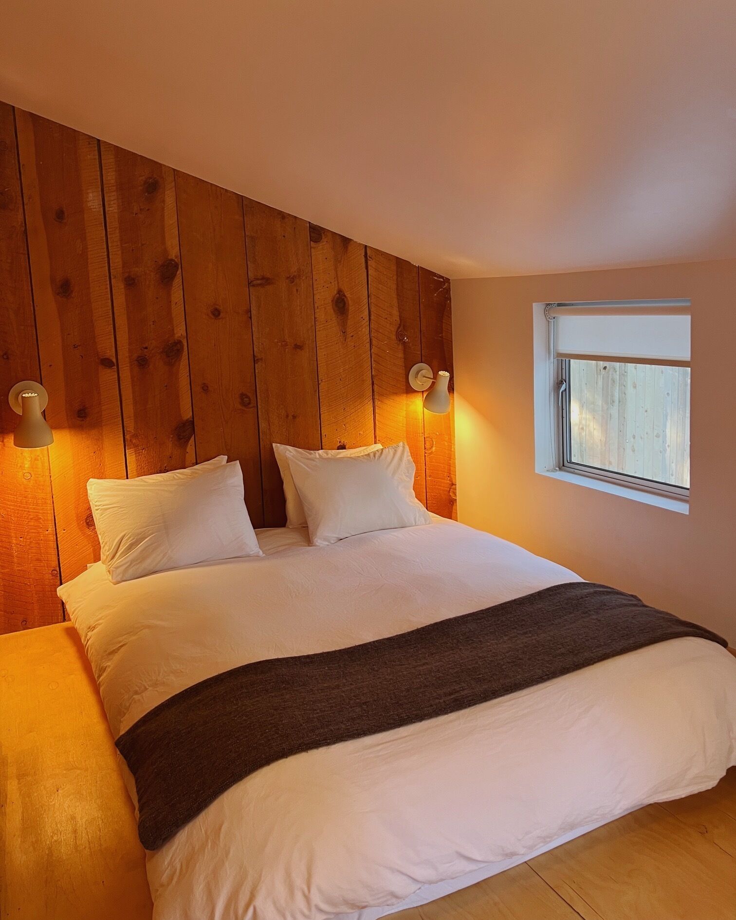 Signature Cabin, 2 Queen Beds, Private Yard (C6) | Skrivebord for bærbar PC, lydisolert, wi-fi (inkludert) og sengetøy