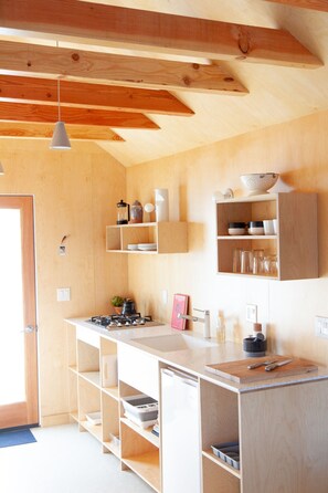 Cabaña de diseñador, 1 cama Queen size, vista al jardín (C5) | Cocina privada | Refrigerador, microondas, parrilla de estufa y cafetera y tetera 