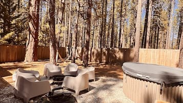 Signature Cabin, 2 Queen Beds, Private Yard (C6) | Terrasse/Patio