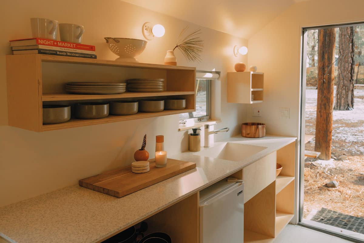 Hytte – premier, 1 queensize-seng, hageutsikt (C3) | Eget kjøkken | Kjøleskap, mikrobølgeovn, kokeplater og kaffetrakter/tekoker