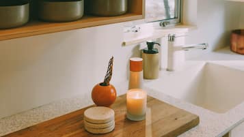 Premier Cabin, 1 Queen Bed, Garden View (C3) | Private kitchen