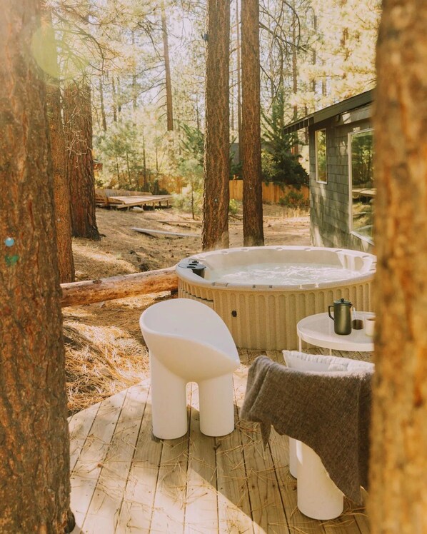 Premium Cabin, 2 Bedrooms, Hot Tub | Soundproofing, free WiFi, bed sheets