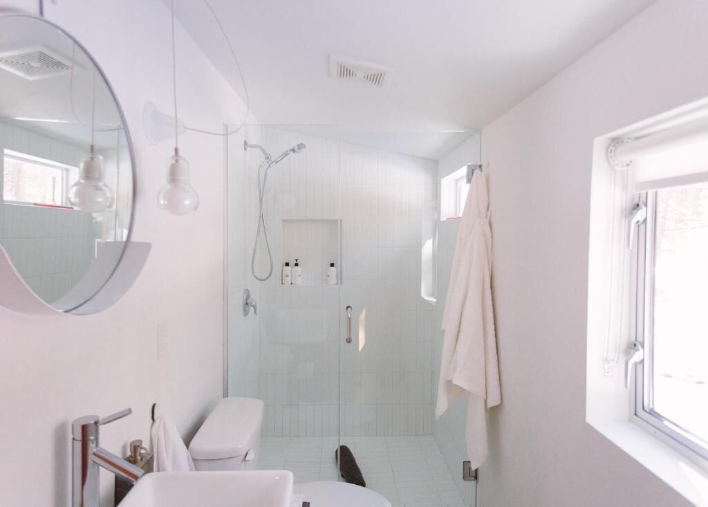 Design Cabin, 1 Queen Bed, Garden View (C5) | Bathroom | Free toiletries, hair dryer, bathrobes, towels