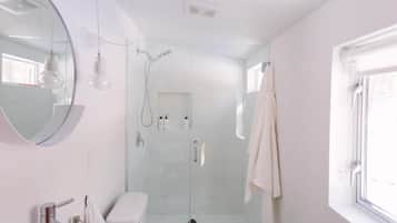 Cabaña de diseñador, 1 cama Queen size, vista al jardín (C5) | Baño | Amenidades de baño gratuitas, secadora de cabello, batas, toallas