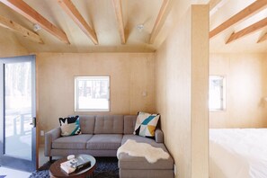 Design-mökki, 1 keskisuuri parisänky, näköala puutarhaan (C5) | Oleskelualue | 42–tuumainen äly-TV, jossa digitaalikanavat