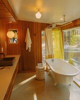 特級小屋, 2 間臥室, 熱水浴缸 | 浴室 | 免費梳洗用品、風筒、浴袍、提供毛巾
