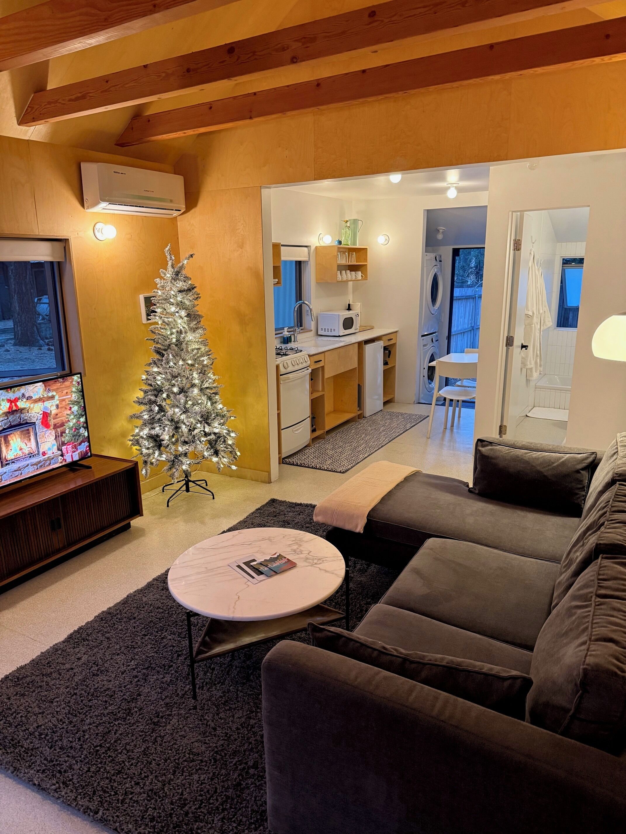 Signature Cabin, 2 Queen Beds, Private Yard (C6) | Oppholdsområde | En 42-tommers smart-TV med digitale kanaler