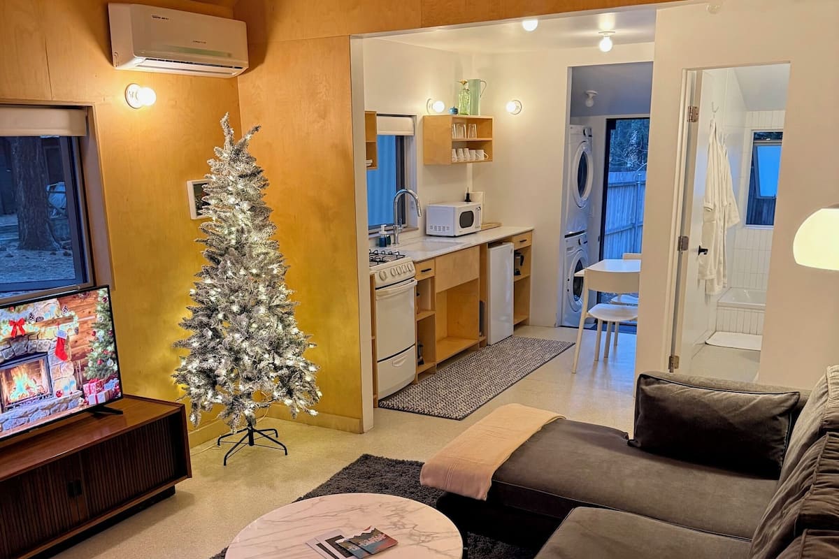 Signature Cabin, 2 Queen Beds, Private Yard (C6) | Oppholdsområde | En 42-tommers smart-TV med digitale kanaler