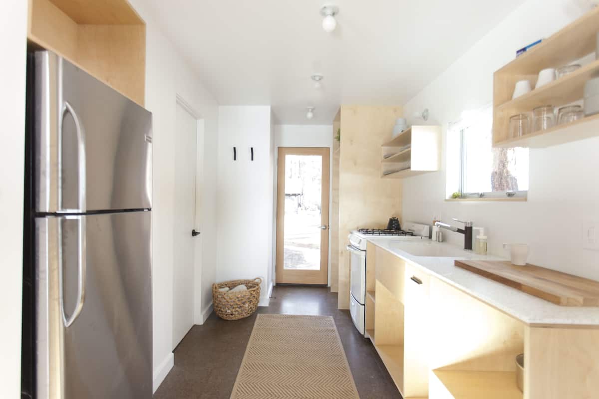 Cabaña de diseñador, varias camas, vista al jardín (C2) | Cocina privada | Refrigerador, microondas, parrilla de estufa y cafetera y tetera