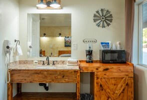 1 habitación, decoración personalizada, muebles diferentes y escritorio 